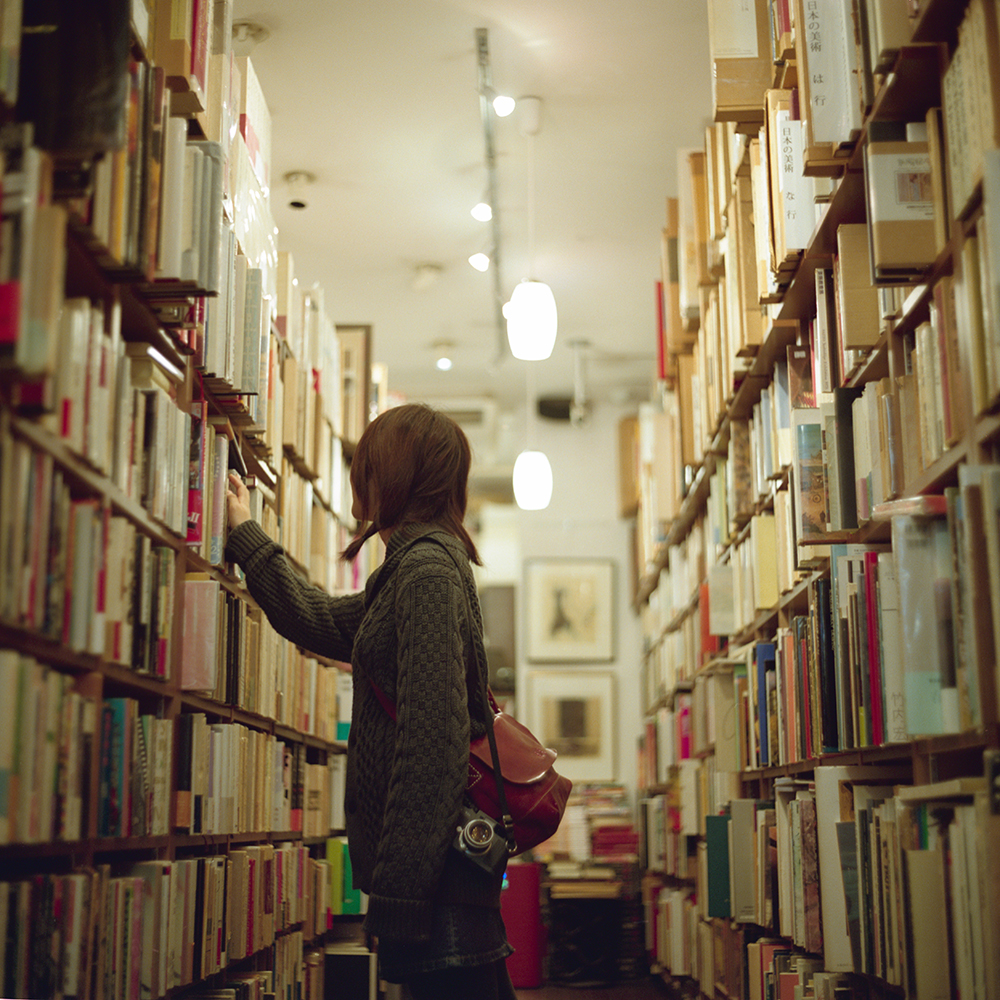 Взять книгу по абонементу. Девушка в библиотеке. Девочка в библиотеке. Библиотека Эстетика. Учеба в библиотеке.